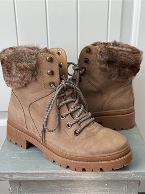Universal Thread Women’s Tan Lace-Up Hiking Boots  | Combat Boots Size 10